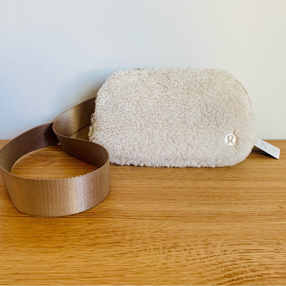NWT! Lululemon! Everywhere Fleece Belt Bag in Natural Ivory Trench - Picture 6 of 16
